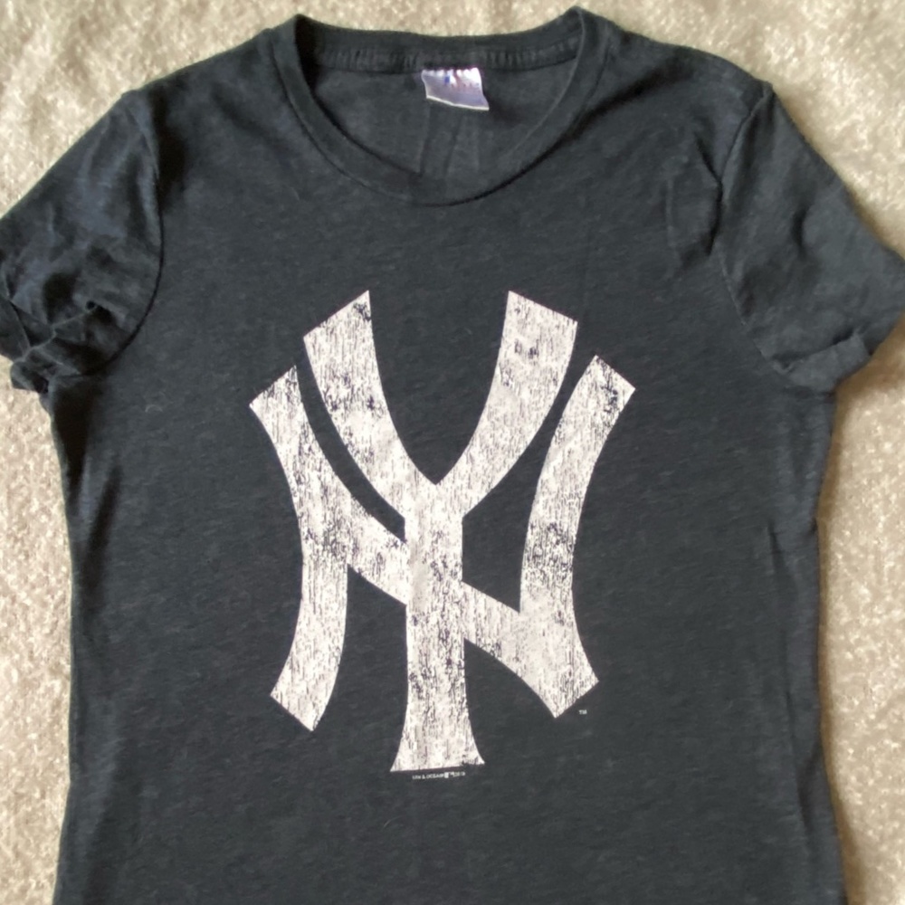 Womens New York Yankees Tee